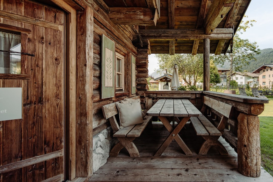 Gem&uuml;tliche Sitzm&ouml;glichkeit auf der Chalet-Terrasse