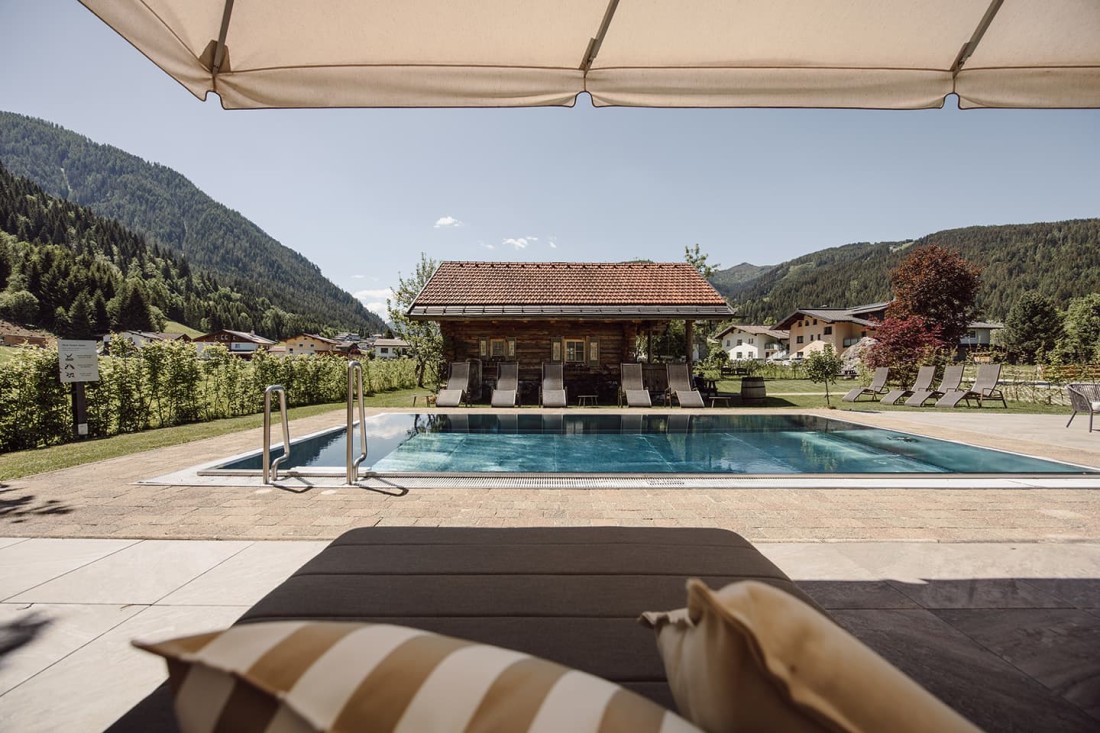 Chalet im Hotelgarten direkt am Pool beim Hotel loj