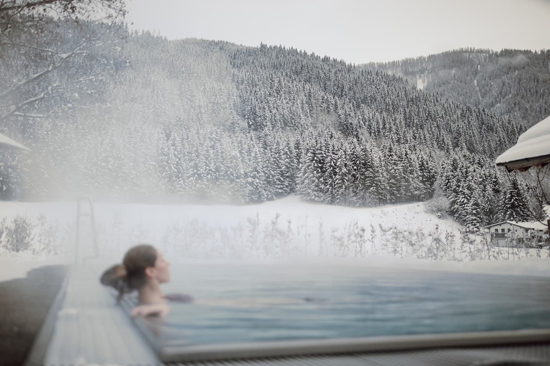 Schwimmen im beheizten Au&szlig;enpool vom Hotel loj im Winter
