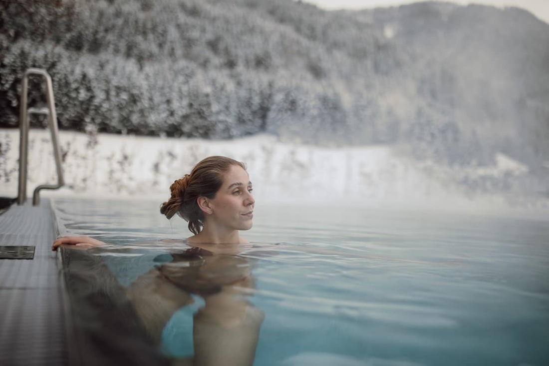 Schwimmen im beheizten Au&szlig;enpool vom Hotel loj im Winter
