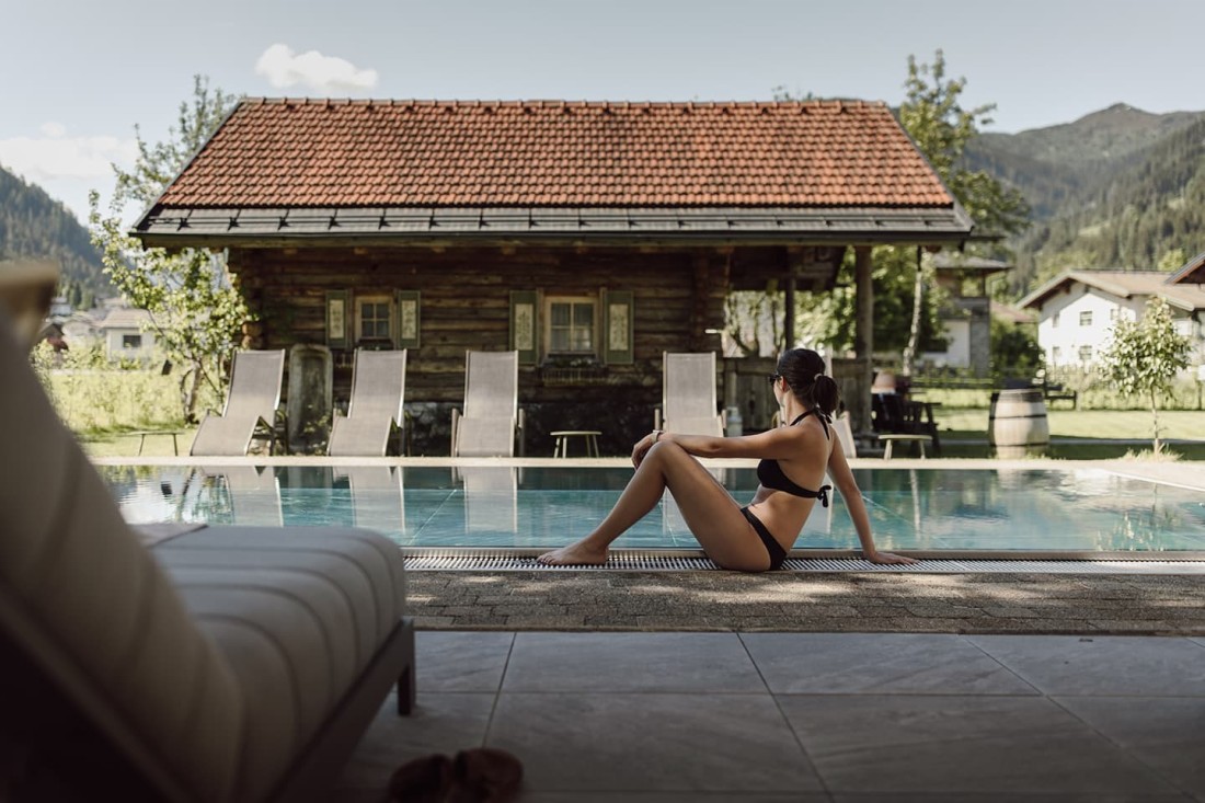 Pool mit Chalet im Garten