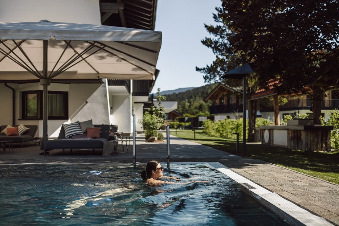Schwimmen im Pool beim Sommerurlaub im Hotel loj