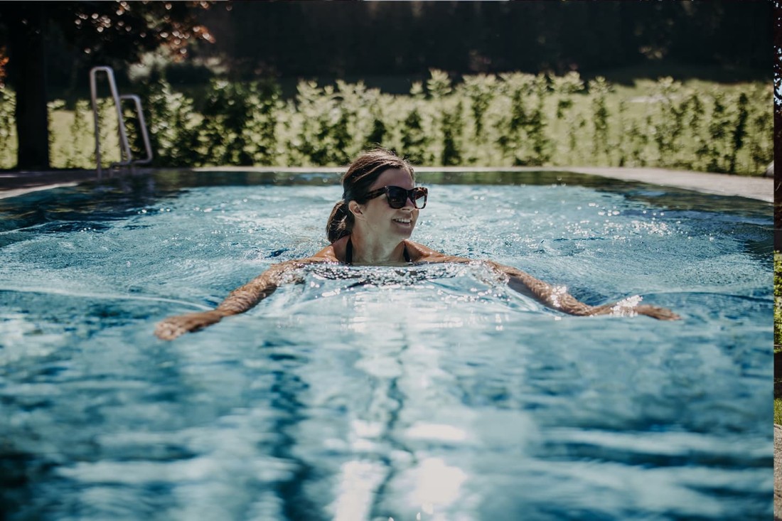Schwimmen im Pool beim Sommerurlaub im Hotel loj