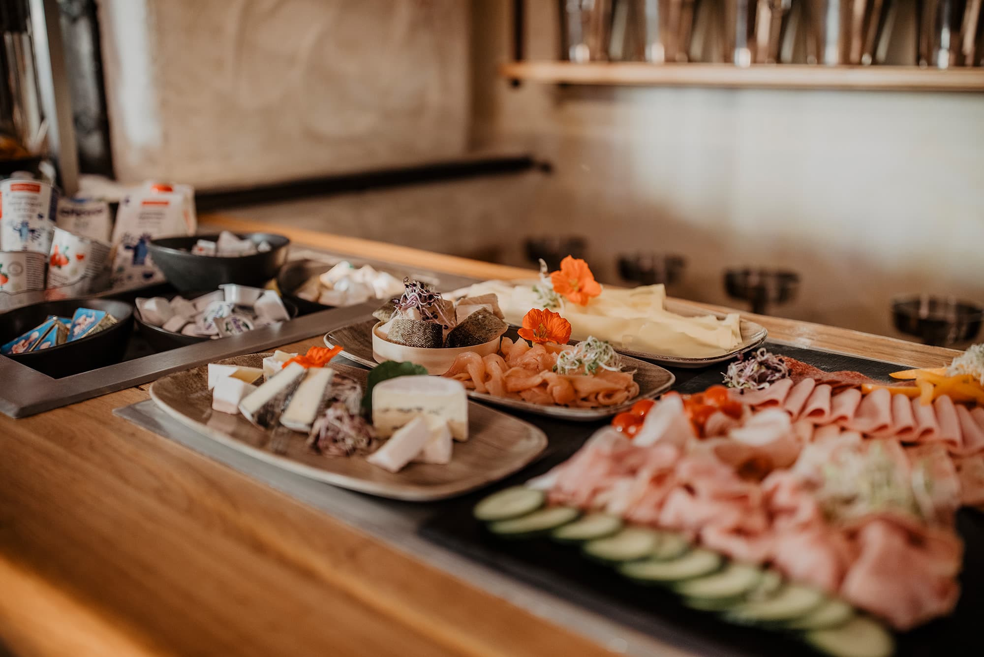 Umfangreiches Frühstücksbuffet mit regionalen und saisonalen Produkten im Hotel loj in Flachau