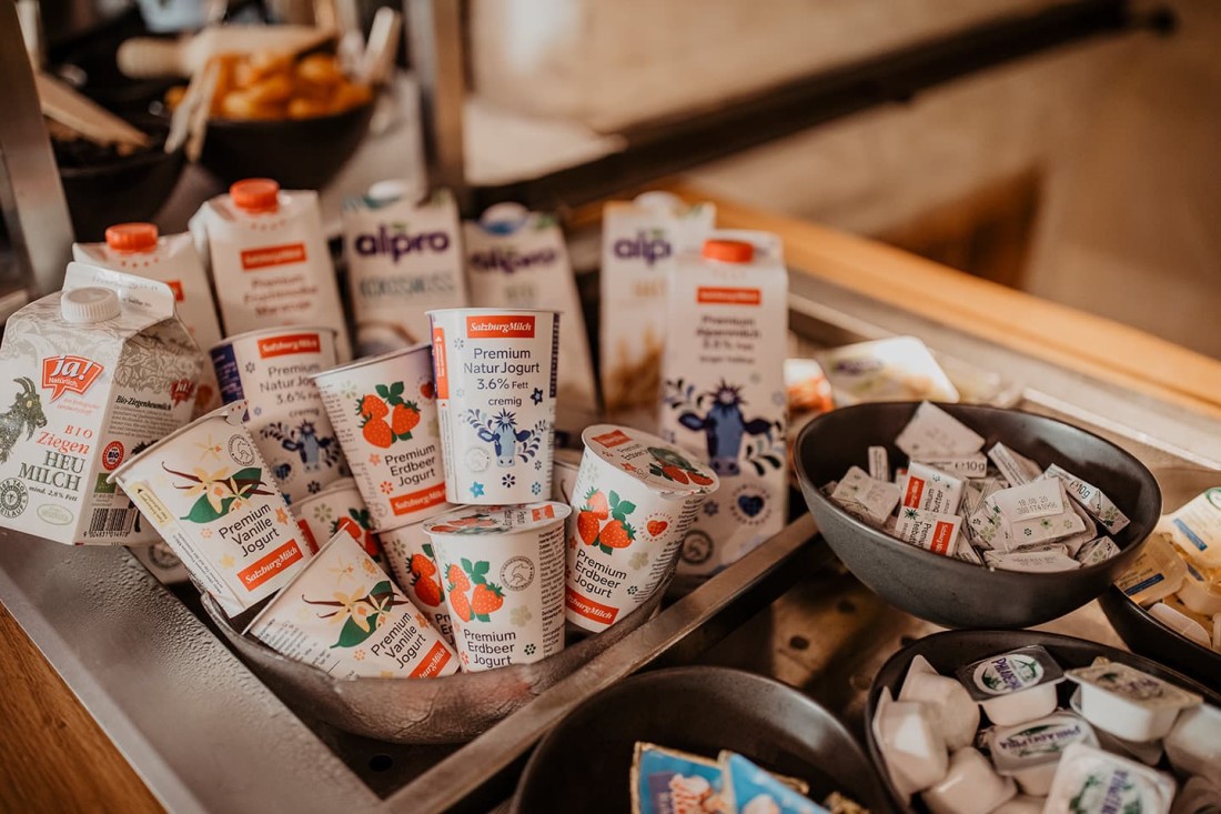 Joghurt- und Milchprodukte sind in einem Buffetdisplay angeordnet