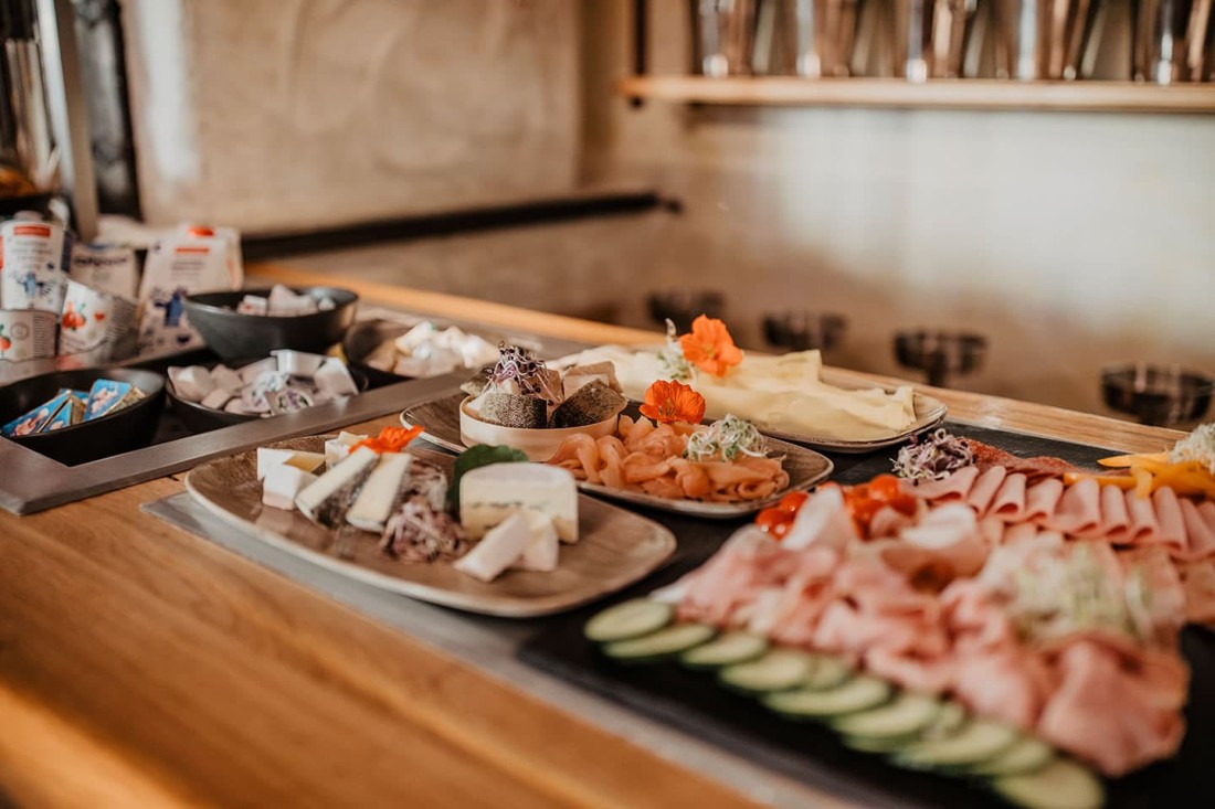 Eine Auswahl an Wurst, K&auml;se und Schinken am Fr&uuml;hst&uuml;cksbuffet im Genusshotel loj in Flachau