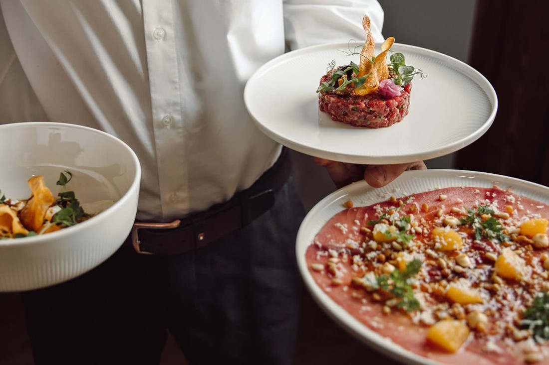 Servieren von Gourmet-Gerichten im Restaurant seven's kitchen