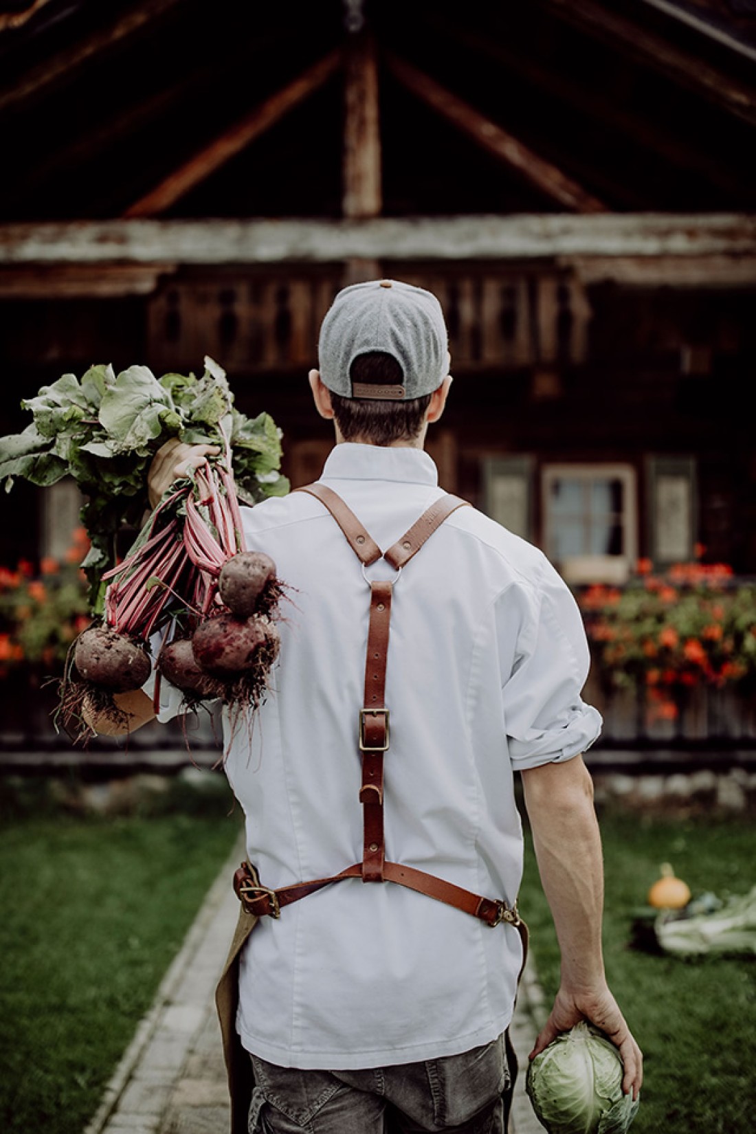 K&uuml;chenchef Joseph mit geernteter Roter Beete