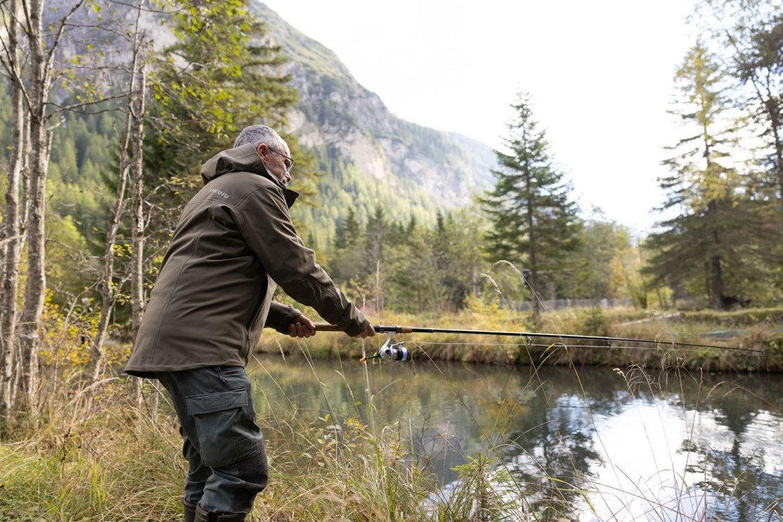 Seniorchef Hannes Oberreiter beim Forellenfischen am eigenen Fischteich