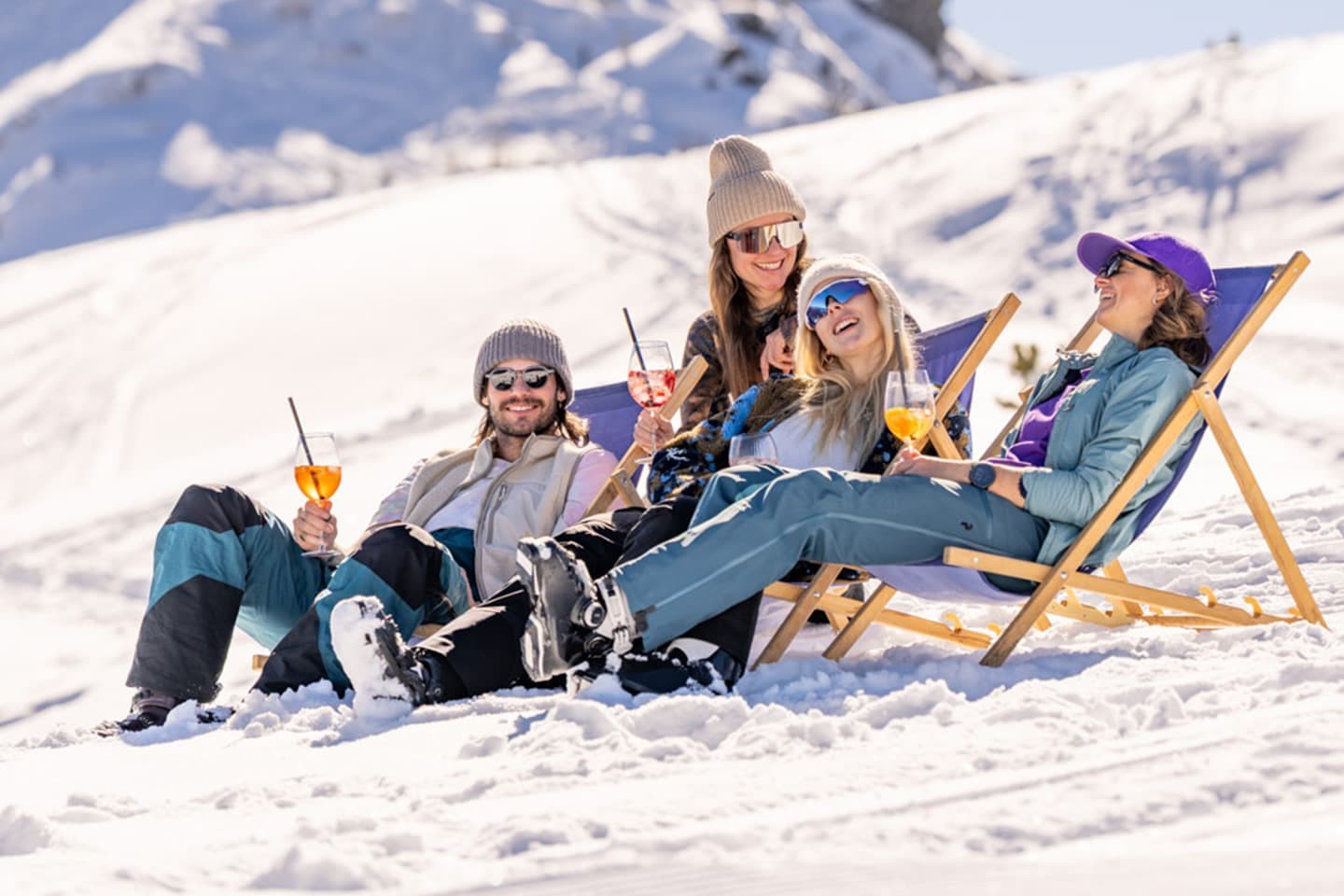 Skiurlaub mit Freunden im Hotel loj mit Relaxen in Liegest&uuml;hlen an der Piste