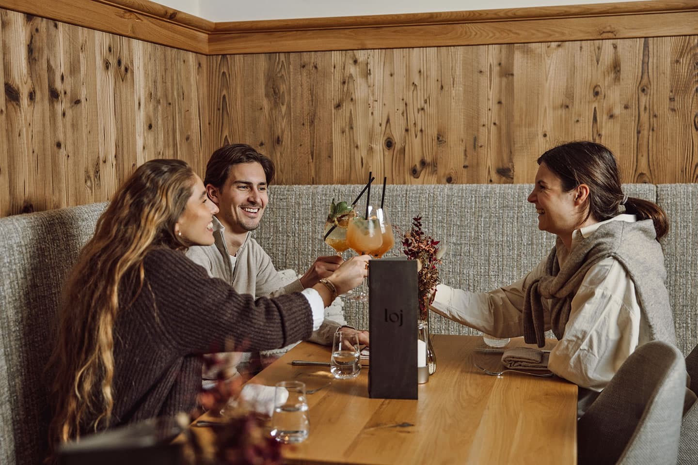 Festliches Dinner mit Freunden im Restaurant seven's kitchen im Hotel loj in Flachau