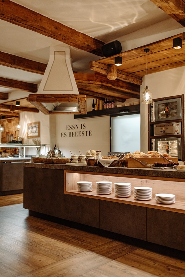 Fr&uuml;hst&uuml;cksbuffet mit regionalen, saisonalen und selbsterzeugten Produkten im Hotel loj