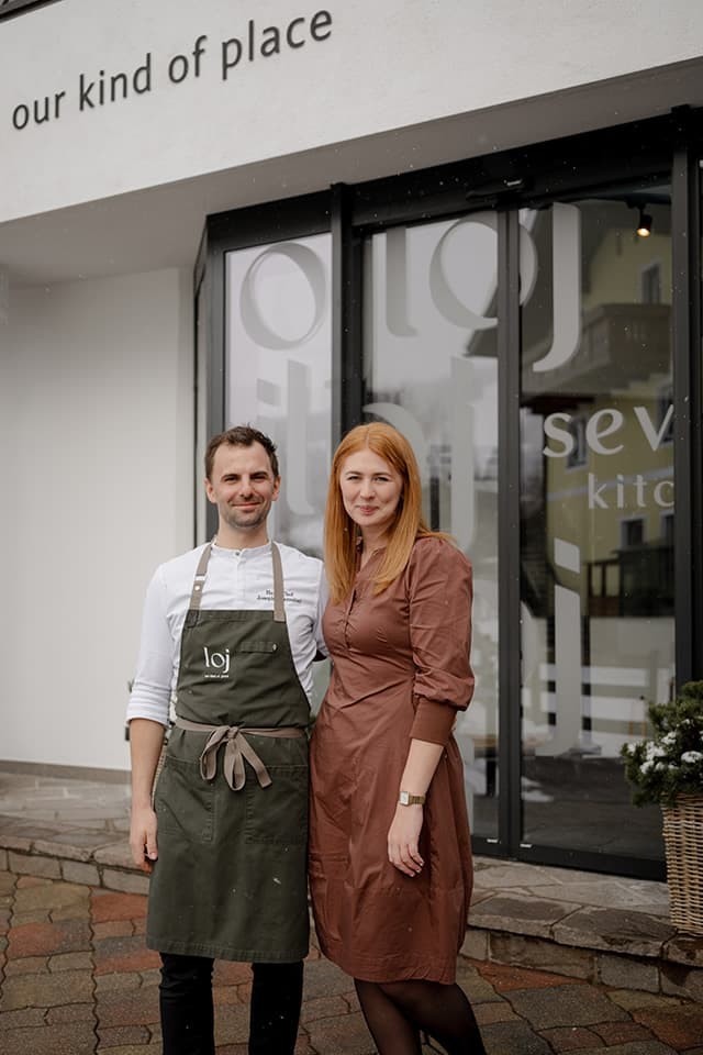 Gastgeber Lena & Joseph vor dem Hotel loj in Flachau - ein Ort f&uuml;r Entspannung und gutes Essen