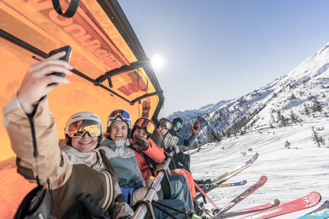 Skiers in the Achterjet chair lift in Snow Space Salzburg