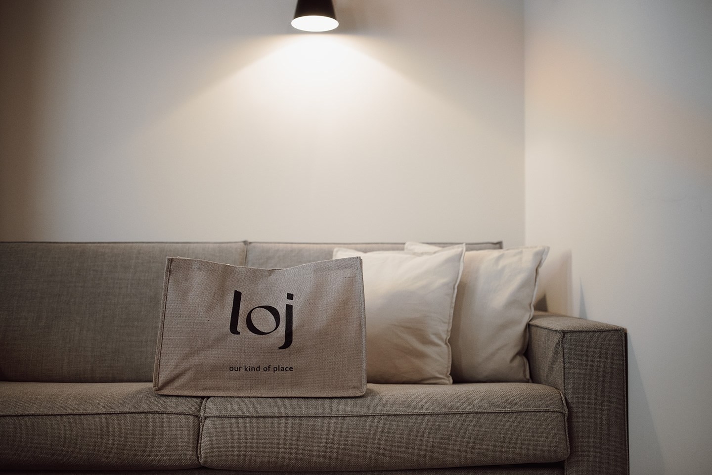 Couch mit Badetasche