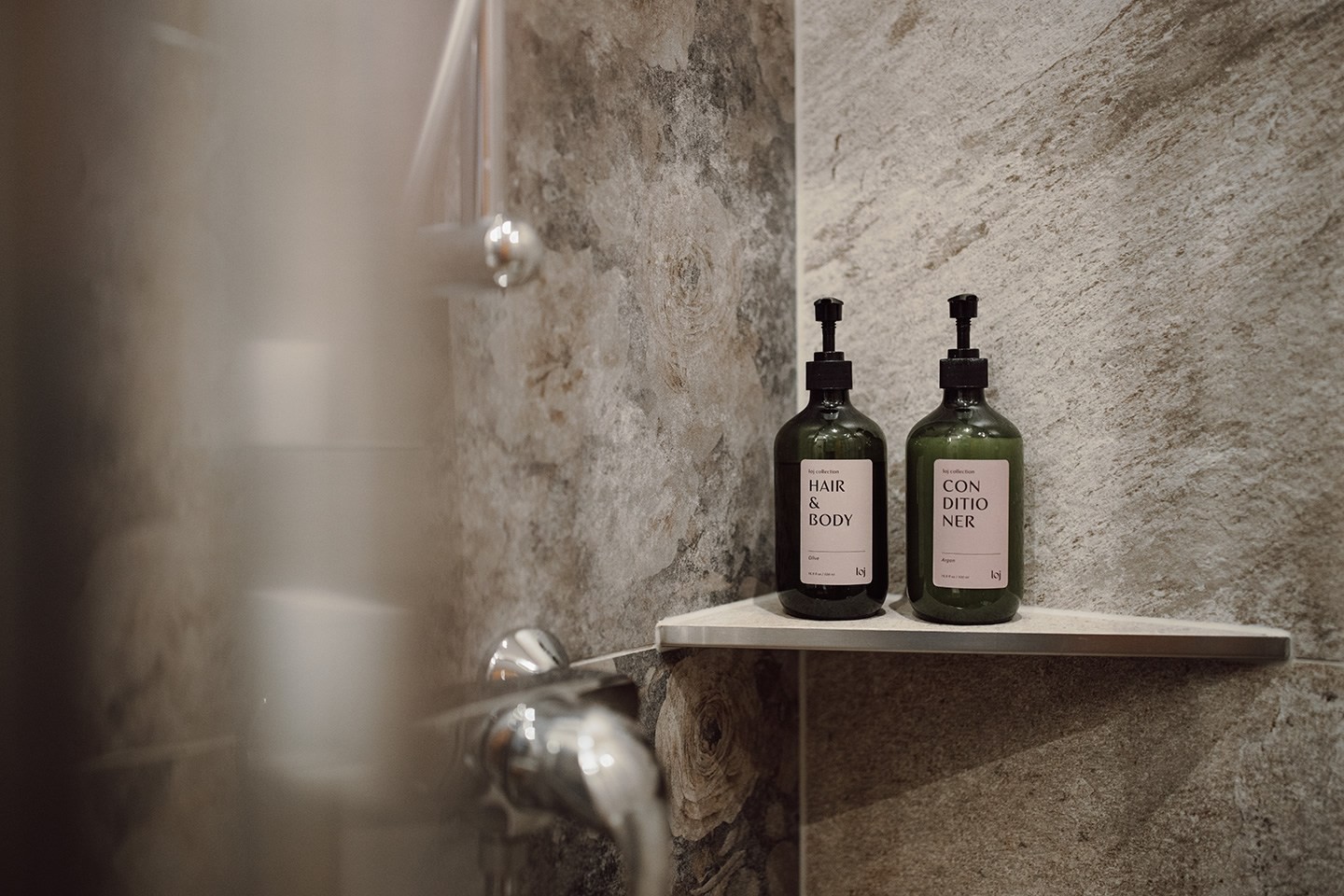 Waschutensilien in der Dusche