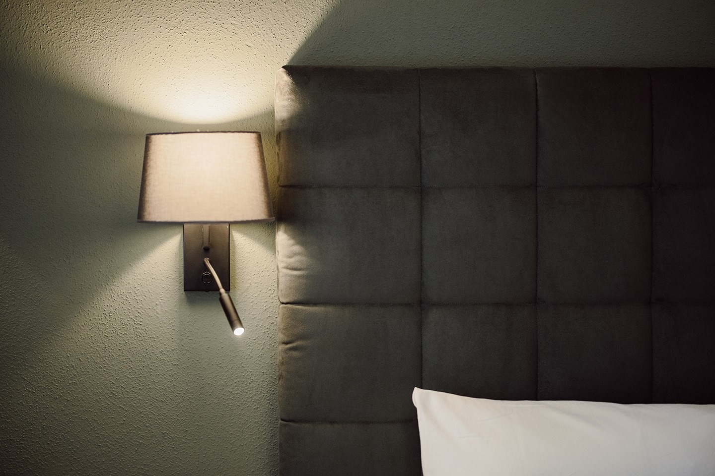 Detail Boxspringbett im Zimmer Standard mit Balkon