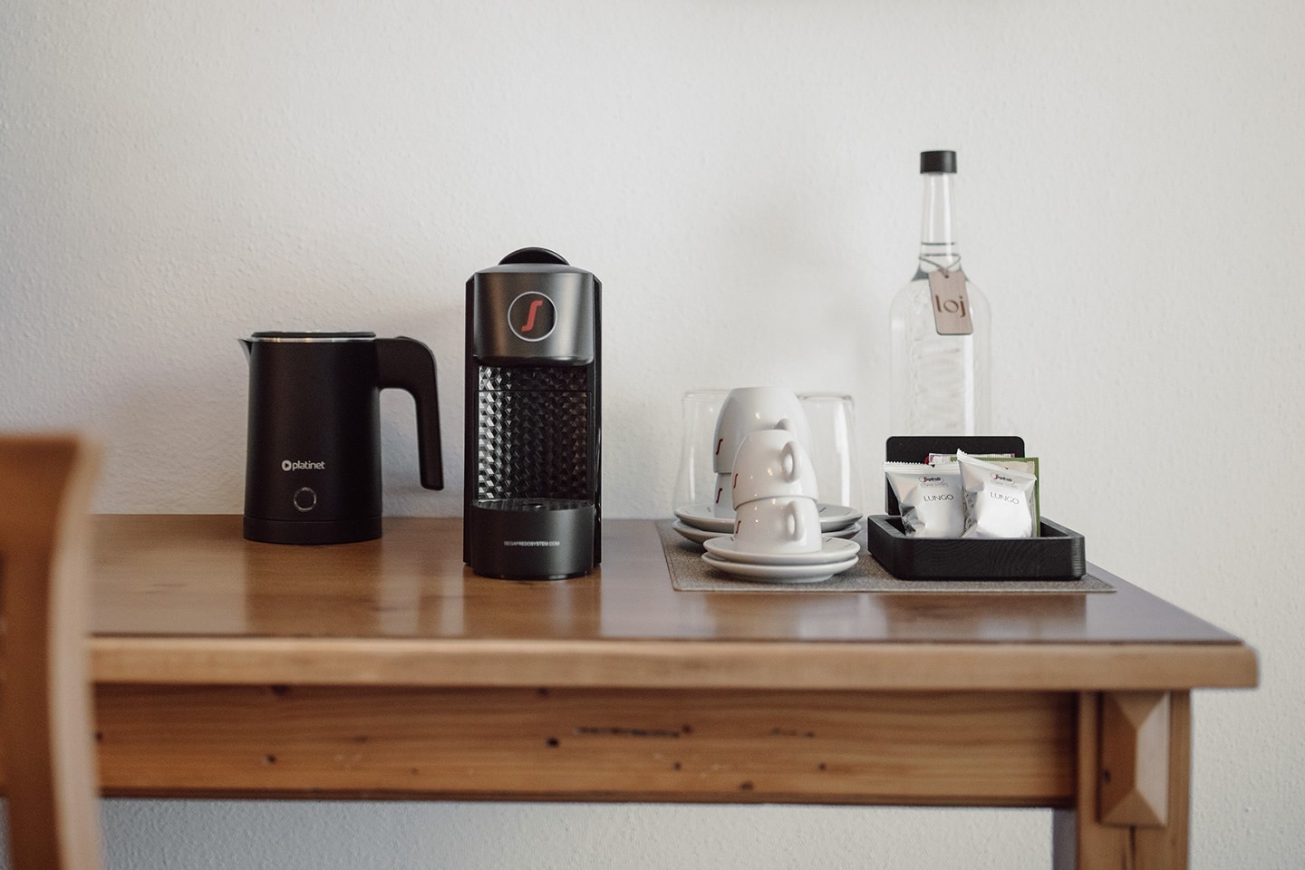 Teekocher, Kapselmaschine und Flachauer Bergwasser