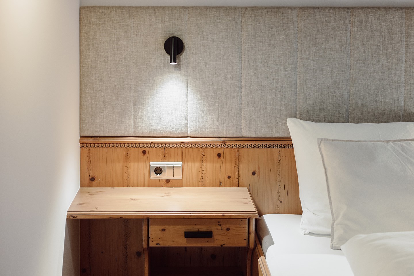 Detail vom Doppelbett im Zimmer Standard